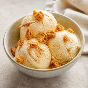 Vanilla hokey pokey ice cream topped with crisp golden honeycomb toffee pieces.